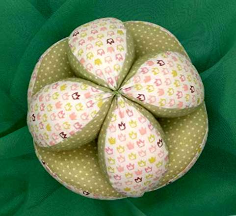 Montessori Rattle-Ball - Crowns / Green Dots